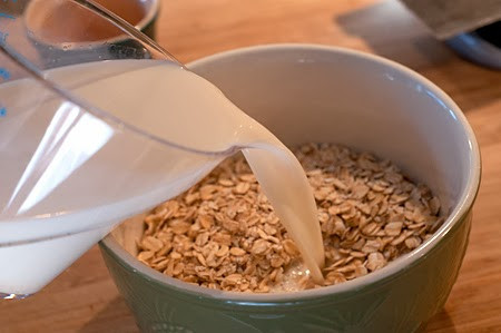 Yến mạch và sữa tươi. 1/3 bát con bột yến mạch, lượng sữa tươi vừa đủ để trộn với yến mạch thành một hỗn hợp sền sệt. Dùng vòi sen làm ướt cơ thể rồi thoa hỗn hợp kể trên lên toàn thân, massage nhẹ nhàng, sau đó tắm lại bằng nước hoặc sữa tắm.