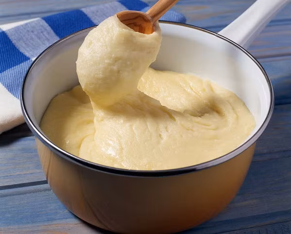 Mặt nạ khoai tây sữa tươi. Khoai tây chứa nhiều vitamin C, giúp chống lão hóa và làm sáng da. Khoai tây kết hợp với sữa tươi có công dụng làm trắng và mịn da, tẩy các vết nám da, mụn trứng cá hiệu quả. 1 củ khoai tây (khoảng 50g) luộc chín, nghiền nát + 2 muỗng sữa tươi tiệt trùng không đường.