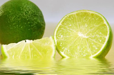 Nước cốt chanh. Chanh chứa thành phần axit acetic và vitamin C nhanh chóng đánh bay những vết nám da do cháy nắng. Chanh cũng mang tính kháng khuẩn cao giúp ngăn ngừa sự xuất hiện của mụn, giúp da trắng sáng mịn màng.