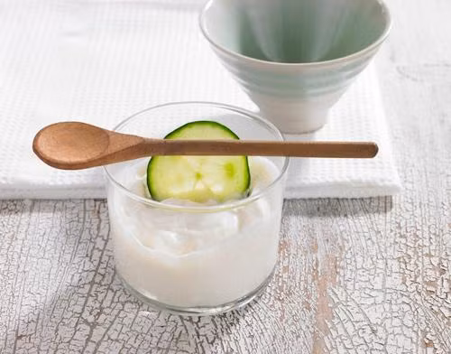 Mặt nạ dưa leo và sữa tươi. Làn da đem sạm, xỉn màu của bạn sẽ nhanh chóng trở nên trắng mịn hồng hào với mặt nạ từ dưa leo và sữa tươi. Dưa leo chứa rất nhiều vitamin có lợi như A, C, E…sữa tươi dưỡng ẩm và làm trắng da. Công thức dưỡng da độc đáo này giúp cho sự hình thành của các tế bào da mới, nuôi dưỡng và bảo vệ da khỏi các tác động của môi trường bên ngoài.