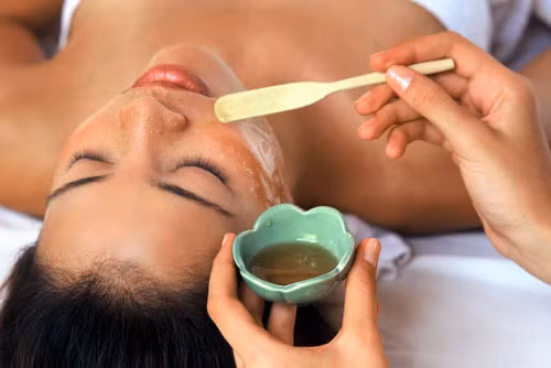 Mật ong. Mật ong không chỉ có tác dụng cung cấp độ ẩm mà còn chữa lành vùng da bị hư tổn, đây sẽ là thực phẩm không thể thiếu để cải thiện làn da thiếu sức sống. Thực hiện với công thức đơn giản gồm lòng trắng trứng, mật ong và chanh đánh đều rồi đắp lên mặt 30 phút sau đó rửa sạch bằng nước ấm.