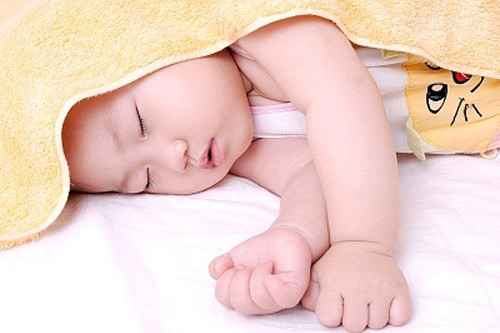 Tạo cho trẻ có một giấc ngủ tốt bằng cách để nhiệt độ thích hợp trong phòng ngủ khoảng 26-27 độ. Có thể sử dụng một số loại thực phẩm giúp cho giấc ngủ ngon như sữa, chuối, trứng, mật ong, lạc… là những thực phẩm có tác dụng tham gia tạo Melatonin, serotonin hoặc oresin là những chất giúp não được thư giãn và điều chỉnh giấc ngủ được sâu.