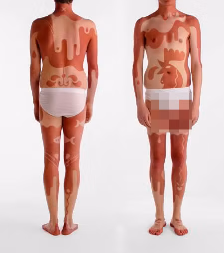 Để tạo được hình xăm loang lổ khắp cơ thể như thế này, có lẽ anh chàng này đã phải rất kỳ công để thiết kế ra bộ đồ chỗ kín chỗ hở và chịu khó phơi nắng trong thời gian dài.