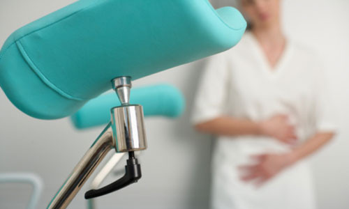 Ở giai đoạn muộn (lúc thai đã to) của thời kỳ thai nghén. Dấu hiệu chủ yếu là thiếu chuyển động của thai: Khi người mẹ không còn nhận thấy chuyển động của bé nữa thì đó có thể là một dấu hiệu của thai lưu. Đếm số lần thai máy là điều người mẹ nên làm hàng ngày để đảm bảo sức khỏe của thai nhi. Tử cung không phát triển: Khi bé lớn lên, tử cung của mẹ cũng phải phát triển theo. Nếu thai lưu, tất nhiên tử cung của mẹ không phát triển nữa. Trong những lần khám thai theo định kỳ, bác sĩ sẽ tiến hành ước lượng độ tăng trưởng của tử cung. Một tử cung mà không theo kịp tốc độ phát triển của thai kỳ thì chắc hẳn có trục trặc nào đó.