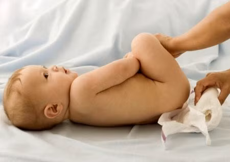 Tránh tiếp xúc với các tác nhân gây kích thích da như: phân, nước tiểu lưu lại trên tã lót, xà phòng thô có pH kiềm, côn trùng đốt, thuốc ngoài da không đảm bảo.