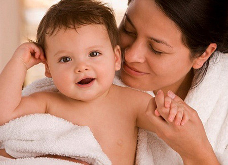 Vệ sinh thân thể hằng ngày để da trẻ luôn sạch, thoáng mát, không thấm ẩm mồ hôi khiến mầm bệnh khó phát triển.