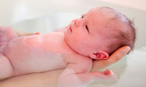 Tắm cho trẻ hằng ngày, việc tắm rửa mùa hè có hai tác dụng: giải nhiệt, làm trẻ mát mẻ và quan trọng hơn là vệ sinh da, chống những bệnh ngoài da mùa hè nêu trên. Nhiều bậc phụ huynh thường dùng các thảo dược cổ truyền ngày xưa để lại, như nấu nước pha lá khổ qua, lá trầu, lá muồng trâu… để tắm trẻ.