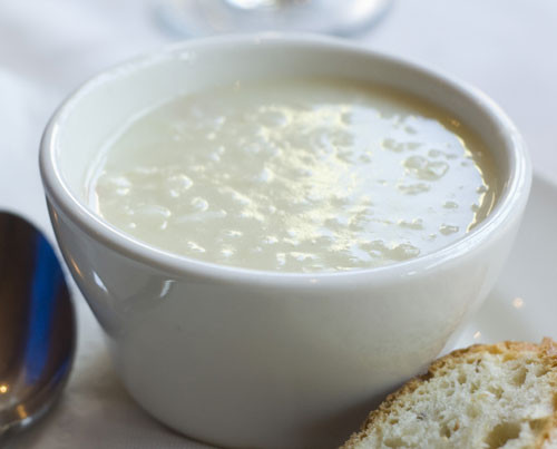 Ăn cháo loãng thay cơm. Chão loãng giúp tiêu hóa rất tốt, nhiều người thấy mình béo và ngay lập tức họ áp dụng cho mình khẩu phần ăn chỉ có…cháo loãng. Ngày nào cũng như vậy, những sự thật thì nếu ăn quá nhiều cháo loãng, cơ thể sẽ không có đủ chất dinh dưỡng gây nên mệt mỏi kéo dài. Đây là cách giảm cân hoàn toàn phản khoa học và không tốt cho sức khỏe.