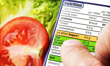 Không theo dõi lượng calo được nạp vào cơ thể. Là một việc vô cùng quan trọng, ảnh hưởng trực tiếp tới kết quả của trình giảm cân. Theo dõi lượng calo nạp vào cơ thể qua thực đơn hàng ngày giúp bạn kiểm soát được sự phù hợp giữa tỷ lệ các dưỡng chất và nguồn năng lượng có nằm trong chỉ số cho phép hay chưa? Để từ đó điều chỉnh một cách khoa học nhất.