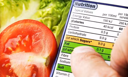 Không theo dõi lượng calo được nạp vào cơ thể. Là một việc vô cùng quan trọng, ảnh hưởng trực tiếp tới kết quả của trình giảm cân. Theo dõi lượng calo nạp vào cơ thể qua thực đơn hàng ngày giúp bạn kiểm soát được sự phù hợp giữa tỷ lệ các dưỡng chất và nguồn năng lượng có nằm trong chỉ số cho phép hay chưa? Để từ đó điều chỉnh một cách khoa học nhất.