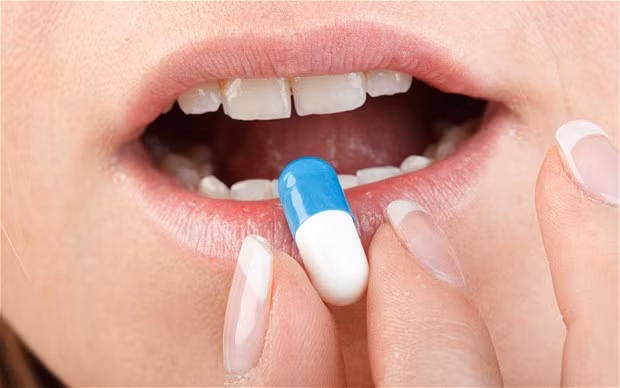 Lạm dụng thuốc giảm cân. Thuốc giảm cân chỉ nên dùng khi có sự hướng dẫn của bác sĩ. Chúng để điều trị những bệnh nhân béo phì – đối tượng đã thất bại hoàn toàn sau khi áp dụng chế độ ăn kiêng, tập thể dục với cường độ cao. Nếu bạn lạm dụng thuốc giảm cân, có thể bạn sẽ bị giảm cân mất kiểm soát, cơ thể trở nên thiếu chất trầm trọng và suy kiệt sức lực.