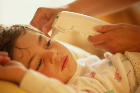 Tạm cho con nghỉ học một khoảng thời gian (có thể là dăm bảy ngày gì đó để bệnh không có khả năng lây sang các bạn cùng lớp).