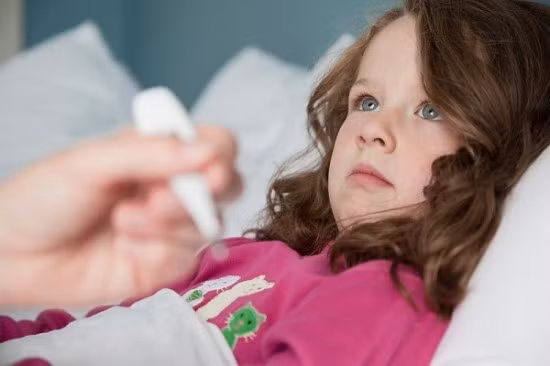 Khi đã phát hiện những biểu hiện mắc bệnh của con thì việc đầu tiên mẹ nên làm là hãy đưa con đến bệnh viện gặp bác sỹ để xin sự tư vấn mẹ nhé. Nếu bé được chẩn đoán là mắc bệnh tay chân miệng ở cấp độ 1 thì mẹ có thể yên tâm chăm sóc và theo dõi con ở nhà.