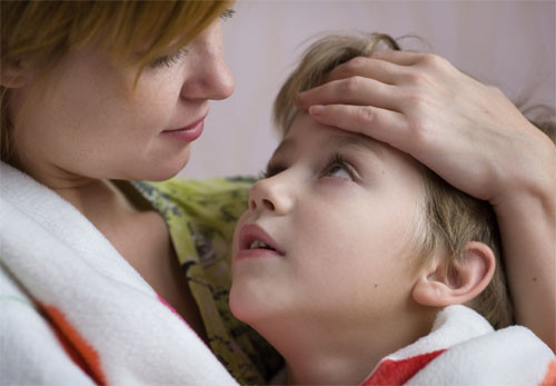 Ngoài ra trẻ vẫn có sốt nhẹ, nôn. Còn những trẻ sốt cao và nôn nhiều dễ có nguy cơ biến chứng. Biến chứng thần kinh, tim mạch, hô hấp thường xuất hiện sớm từ ngày 2 đến ngày 5 của bệnh.