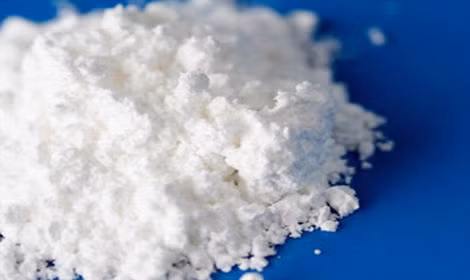 Baking Soda. Với baking soda, rắc rối do tóc dầu gây nên sẽ chỉ còn là chuyện nhỏ. Cho 3 thìa baking soda vào dầu gội và gội đầu bằng hỗn hợp này. Hỗn hợp đặc biệt tốt cho mái tóc nhiều dầu, bởi chúng có khả năng loại bỏ tạp chất, bụi bẩn và làm sạch da đầu.