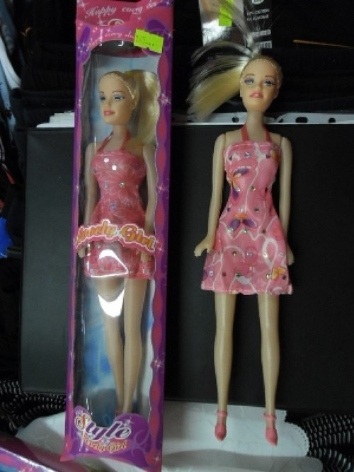 Theo Bộ Y tế Séc, búp bê Lovely Girl có nguồn gốc từ Trung Quốc, được làm từ chất liệu có thể gây nguy hại đến sức khỏe với một hàm lượng vượt quá quy định. Theo các thanh tra y tế, khi chơi búp bê này, các chất độc dạng phthalates có khả năng ngấm vào cơ thể của trẻ qua đường da hoặc tiêu hóa, ảnh hưởng không tốt đến cơ quan sinh sản.