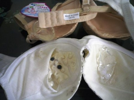 Mỗi bên áo ngực đều có dung dịch màu trong suốt và ba viên chất rắn màu trắng (lượng dung dịch khoảng 7 ml). Đáng chú ý là các nhà khoa học đã phát hiện ra 2 chất trong nhóm Polycyclic aromantic hydrocarbon (PAH) là Anthracene (C14H10) và Pyrence (C16H10). Trong đó, hàm lượng Pyrence trong dung dịch dầu khoáng từ 0,140 đến 0,192 mg/kg. Hàm lượng Anthrancene trong dung dịch dầu khoáng từ 0,068 đến 0,082 mg/kg. PAH có nguy cơ gây ung thư...