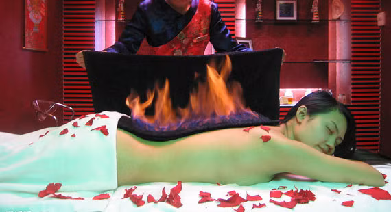 Kỳ lạ làm đẹp bằng cách đốt lửa trên da. Một số spa chăm sóc sắc đẹp ở Trung Quốc cung cấp dịch vụ làm đẹp kỳ lạ: Khăn nhúng cồn đắp trên da được châm lửa cháy bùng bùng. Theo các spa nói trên, châm lửa đốt trên da là phương pháp giúp tái tạo tế bào và làm trẻ hóa da mặt.