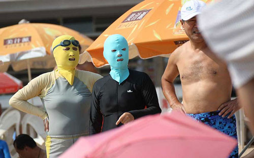 Chống nắng bằng mặt nạ cao su. Tại tỉnh Sơn Đông, Trung Quốc, 1 loại đồ bơi chống nắng đặc biệt đã được phái đẹp nơi đây sử dụng rất rộng rãi trên khắp bải biễn. Đó là những chiếc áo bơi được thiết thế kín mít từ cổ tới chân như...áo lặn để che nắng hoàn toàn, chống đen da.