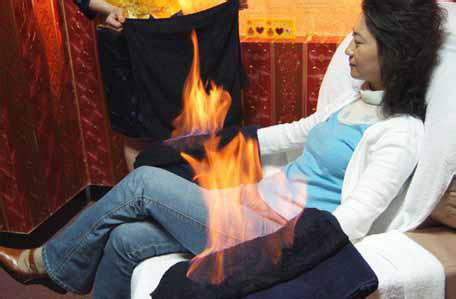 Họ cho nói rằng phương pháp đốt lửa trên da “kích thích da và làm mờ vết nám, giảm nhăn và làm căng da”, trong khi một số báo khác cho biết phương pháp này có thể chữa được nhiều bệnh, như béo phì, cảm lạnh.