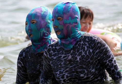 Ngoài ra, loại áo tắm này còn được sử dụng cùng 1 chiếc mặt nạ cao su đặc biệt phủ kín đầu, chỉ có 3 lỗ nhỏ cho mắt và miệng vô cùng kì dị. Theo như lời giải thích, bộ đồ bơi "kín đáo" này không những giúp các quý cô bảo vệ làn da dưới ánh nắng mặt trời mà còn giúp họ xua đuổi côn trùng hay sứa ở dưới nước.