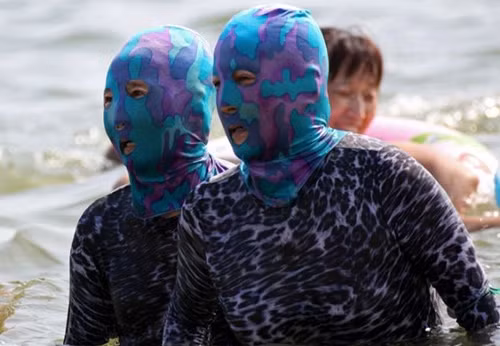 Ngoài ra, loại áo tắm này còn được sử dụng cùng 1 chiếc mặt nạ cao su đặc biệt phủ kín đầu, chỉ có 3 lỗ nhỏ cho mắt và miệng vô cùng kì dị. Theo như lời giải thích, bộ đồ bơi "kín đáo" này không những giúp các quý cô bảo vệ làn da dưới ánh nắng mặt trời mà còn giúp họ xua đuổi côn trùng hay sứa ở dưới nước.