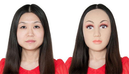 Chiếc mặt nạ làm đẹp cấp tốc "Uniface" được thiết kế theo khuôn mặt chuẩn của một phụ nữ với mắt to, mi rậm, mũi dọc dừa và cằm chữ V (ảnh). Khi sử dụng, chỉ cần lấy ra dán lên mặt là sẽ có bộ mặt hoàn hảo. Tuy nhiên, đeo bộ mặt giả này, không ít người gặp trở ngại khi muốn biểu lộ cảm xúc hay ăn uống.