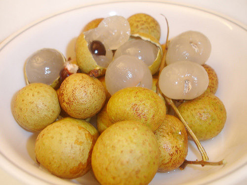 Nhãn. Trái nhãn chứa nhiều khoáng chất, vitamin A, C, kali, photpho, magie và sắt. Do vậy mà ăn nhãn sẽ có nhiều tác dụng cho sức khỏe. Tuy nhiên, loại quả này là nguồn cơn gây ra mụn nhọt, mẩn ngứa nếu ăn nhiều. Nhưng nếu bạn dùng long nhãn để ngâm rượu thì nó lại giúp bạn làm đẹp da. Hỗn hợp này có khả năng chống lão hóa nên giúp tăng cường sức khỏe cho da, đặc biệt là đối với da ở khu vực mắt, nó giúp làm giảm nếp nhăn và làm sáng da.