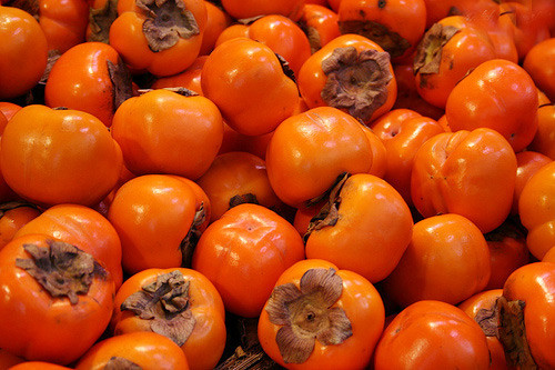 Quả hồng. Trái hồng chứa nhiều vitamin A, vitamin C, có tác dụng giảm huyết áp, nhuận phổi. Nhưng vì hồng có rất nhiều nhựa nên không tốt cho dạ dày, khi kết hợp với axit dạ dày gây tức thượng vị, khó tiêu. Những người bị chứng táo bón, bụng đói không nên ăn hồng. Đặc biệt, sau khi ăn cua tuyệt đối không nên ăn hồng bởi hai thứ này kết hợp sẽ tạo sỏi trong dạ dày, tạo mụn trứng cá.