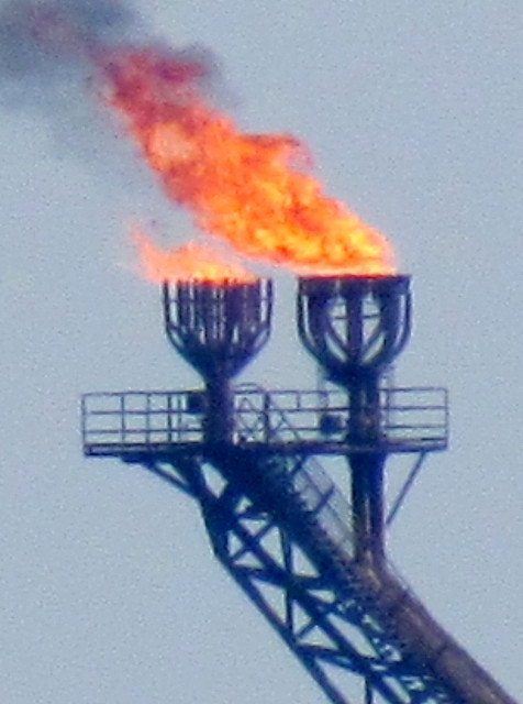 Cận cảnh một giàn khoan, phía xa là tàu chứa dầu Vietsoupetro 01.