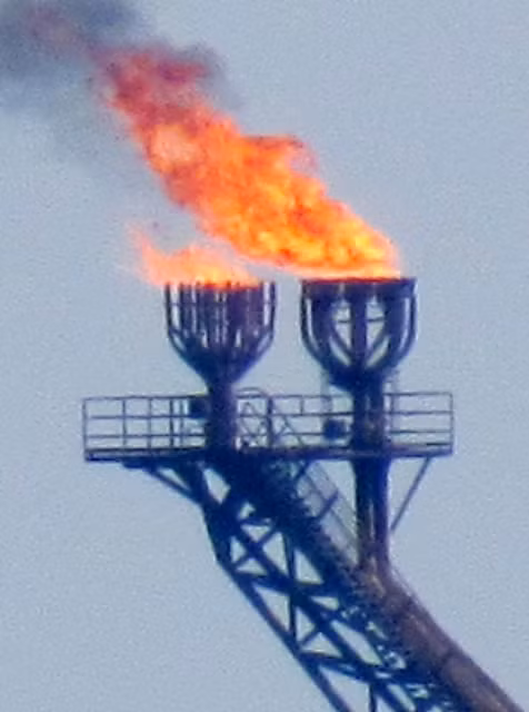 Cận cảnh một giàn khoan, phía xa là tàu chứa dầu Vietsoupetro 01.