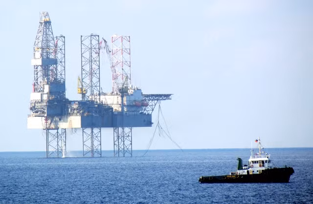 Một giàn khoan Mỏ Rồng, phía Nam mỏ Bạch Hổ.