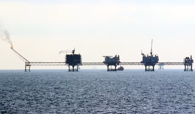 Những giàn khoan càng ngày càng hiện rõ.