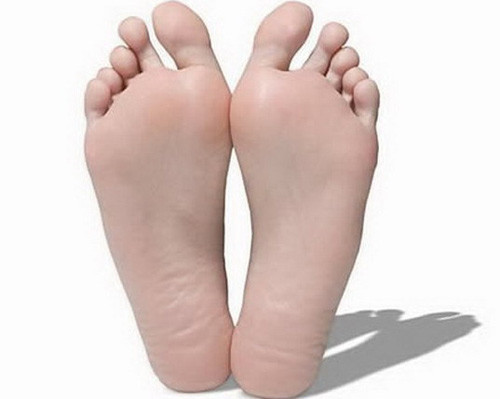 Thông thường, chất làm đầy sẽ được tiêm vào đệm ngón chân, phần thịt đệm ở bàn chân và gót chân. Tuy nhiên, loại hình phẫu thuật này lại bị phản đối rất mạnh mẽ. Có trường hợp một nữ vũ công đã thực hiên tiêm chất làm đầy vào phần dưới bàn chân để có thể trông cao hơn và rồi cuối cùng cô đã phải làm bạn với chiếc nạng suốt một thời gian dài.