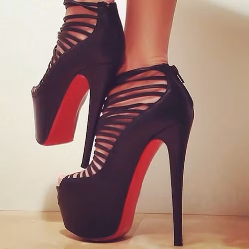 Phẫu thuật độn bàn chân. Giày cao gót có thể mang lại cho bạn một vẻ bề ngoài vô cùng quyến rũ, nhưng sử dụng chúng cả ngày dài có thể khiến cho bạn vô cùng mệt mỏi. Để khắc phục tình trạng này, rất nhiều phụ nữ đã tìm đến chất làm đầy. Theo các bác sỹ phẫu thuật thẩm mỹ, phụ nữ ở thành phố New York là những người nhờ cậy đến phương pháp phẫu thuật thẩm mỹ này nhiều nhất vì ở đây giày cao gót là một phần không thể thiếu trong cuộc sống của phái đẹp.