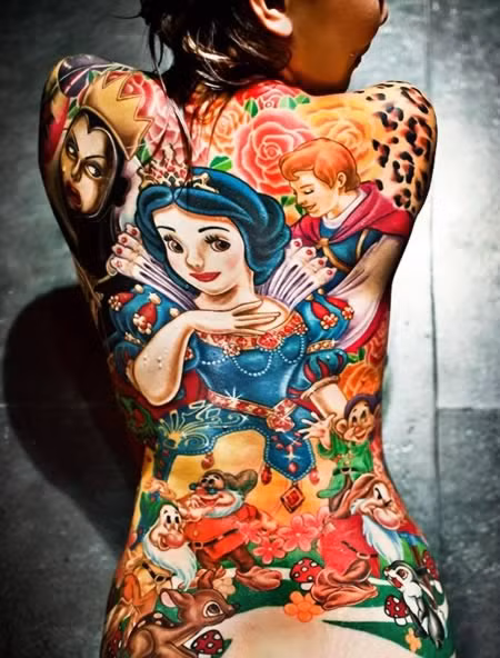 Cô Annfaye Kao, 27 tuổi đến từ Đài Loan, fan cuồng phim hoạt hình Bạch Tuyết và bảy chú lùn đến nỗi đã xăm toàn bộ nhân vật hoạt hình lên lưng mình.