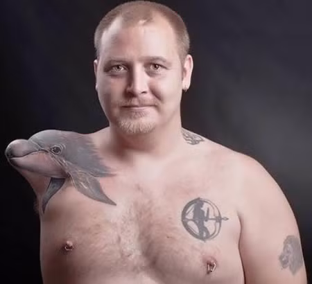 Heine Braeck, 33 tuổi, đến từ Na Uy cảm thấy ghét cánh tay cụt của mình vì một tai nạn trên đường tàu hỏa khi còn nhỏ. Anh này đã tìm đến một nghệ sĩ xăm hình người Bungari tên là Valio Ska để biến cánh tay cụt của mình thành một hình xăm 3D, và kết quả mang lại thật thú vị.