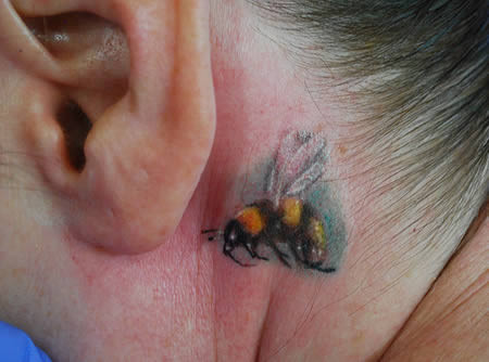 ...hay ở phía sau vành tai.