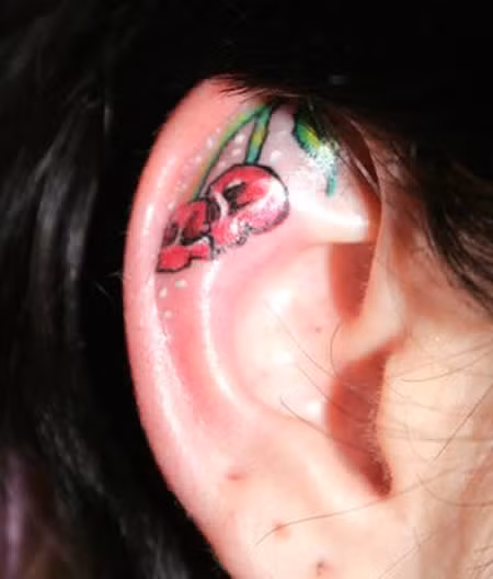 Những hình xăm ở tai chủ yếu là những hình xăm màu mè và gây khá nhiều đau đớn khi thực hiện.