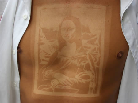 Anh chàng này có vẻ là fan cuồng và rất kỳ công để tạo ra nàng Mona Lisa.