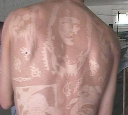 Trong đó, bạn có thể dùng miếng sticker cắt theo hình thù bạn muốn có rồi dán lên cơ thể, chăm đi nắng không che chắn khi bóc ra bạn sẽ có hình như ý.