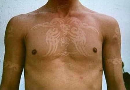 Có nhiều cách để tạo nên hình xăm cháy nắng loang lổ này, ưu điểm của loại làm đẹp độc lạ này là không đau, chỉ cần chịu khó phơi nắng.