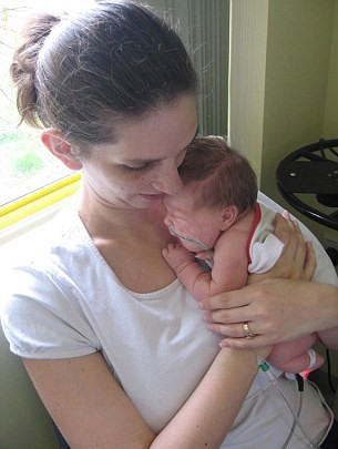 "Các bác sĩ chẩn đoán lưỡi của con bé lớn gấp 3 lần mức bình thường của trẻ sơ sinh và sẽ còn tiếp tục phát triển to hơn nữa. Không ai có thể dự đoán nó lớn tới mức nào. Chúng tôi cảm thấy rất hoang mang”Emma Gillies, mẹ của bé Olivia chia sẻ.