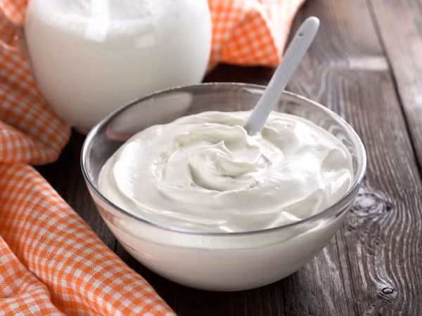 Trộn đều bột nghệ với sữa đông rồi thoa lên vùng da rám nắng 30 phút, sau đó rửa lại bằng nước lạnh, loại mặt nạ này cũng giúp bạn có làn da sáng và đều màu.