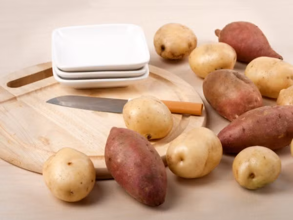 Khoai tây và nước cốt chanh. Khoai tây cũng có khả năng phục hồi làn da cháy nắng rất hiệu quả. Ngoài tác dụng như một chất tẩy trắng tự nhiên, giúp xua tan các vết đen do ánh nắng, axit pantothenic và các vitamin nhóm B có trong loại củ này còn giúp làm mềm da, thúc đẩy sự tái tạo các tế bào mới.