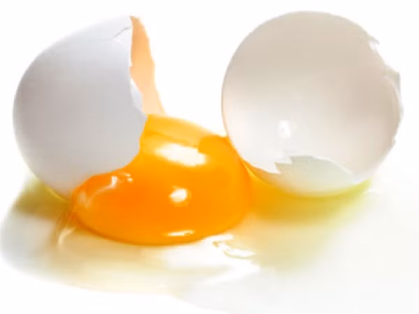 Lòng trắng trứng gà. Lọc lấy lòng trắng trứng gà, đắp lên khu vực da bị rám nắng, sau đó rửa sạch với nước lạnh. Lòng trắng trứng không chỉ có tác dụng là thoáng lỗ chân lông mà còn loại bỏ các độc tố khỏi da, giúp cho da săn chắc, sáng mịn.