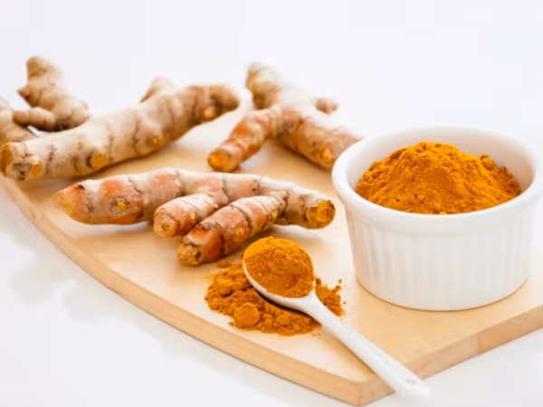 Trộn hỗn hợp bột nghệ với nước cốt chanh sau đó thoa lên vùng da bị rám nắng 3 lần/tuần. Đây là một phương pháp làm đều da rám nắng hiệu quả và rẻ tiền.