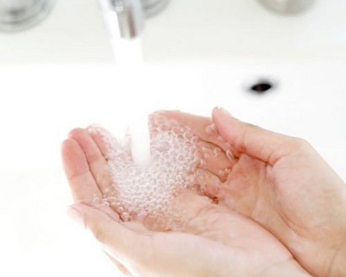 Tới nay, tay chân miệng là một bệnh dịch chưa có vắc xin để điều trị. Nhưng một biện pháp được coi là vắc xin hữu hiệu để ngăn ngừa căn bệnh này các mẹ nên biết đó chính là rửa tay bằng xà phòng trước và sau khi ăn, sau khi đi vệ sinh, ho hoặc hắt hơi vào tay, sau khi vui chơi hoặc tiếp xúc ở những nơi công cộng hoặc bất cứ khi nào bạn cảm thấy tay của con bẩn.