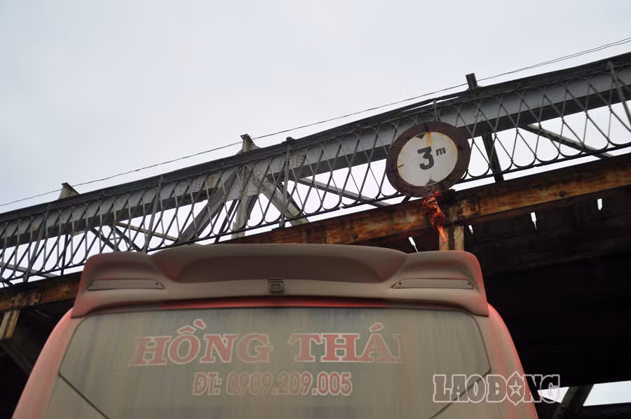 Chiều cao của gầm cầu ở khu vực này là 3m, nhưng chiếc xe khách 2 tầng vượt chiều cao quy định...
