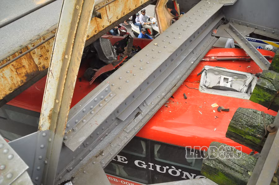 Phần nóc xe bị hư hỏng nặng.